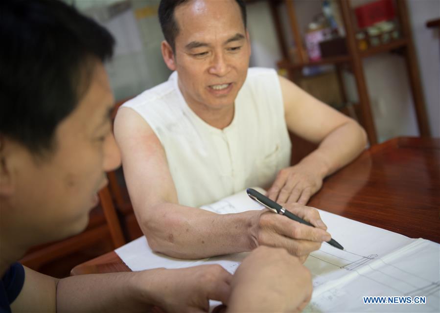 Pic story of intangible cultural heritage inheritor in Longquan Sword making