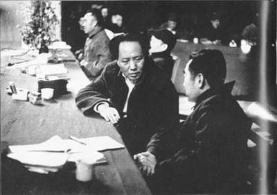 1945年4月，中国共产党第七次代表大会在延安召开。这是周恩来和毛泽东、刘少奇、朱德在中共七大主席台上。