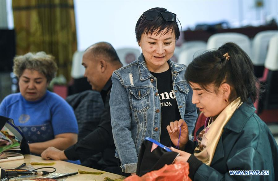 Pic story of embroiderer in NW China's Xinjiang