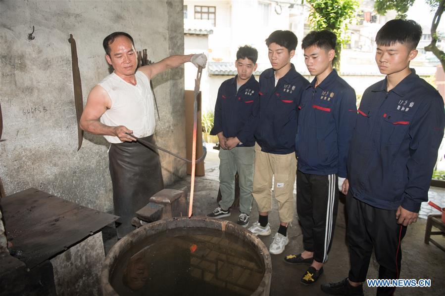 Pic story of intangible cultural heritage inheritor in Longquan Sword making