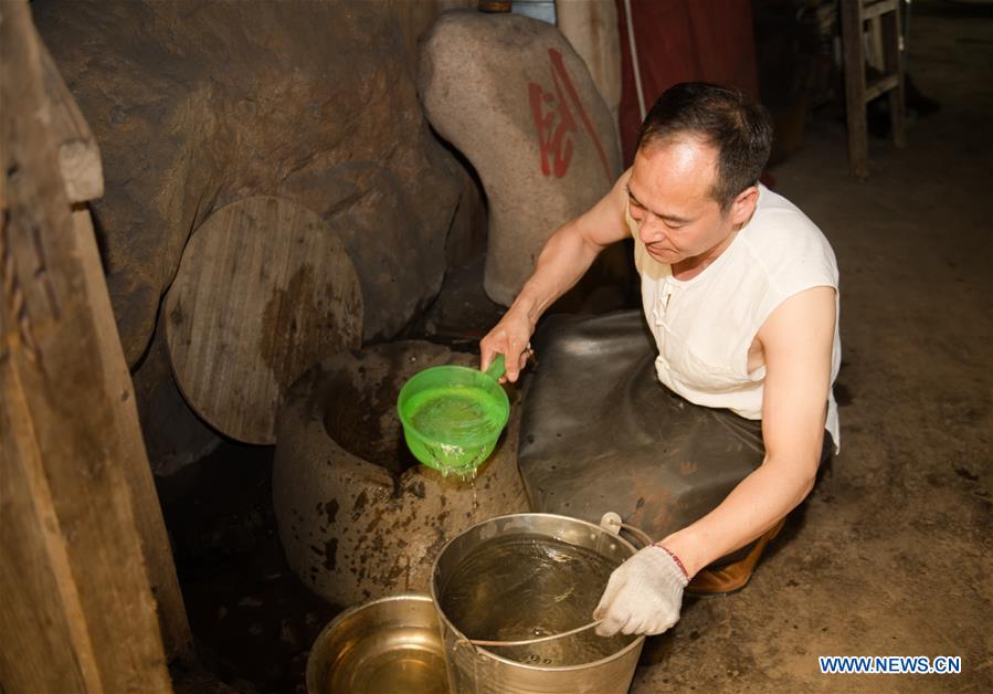 Pic story of intangible cultural heritage inheritor in Longquan Sword making