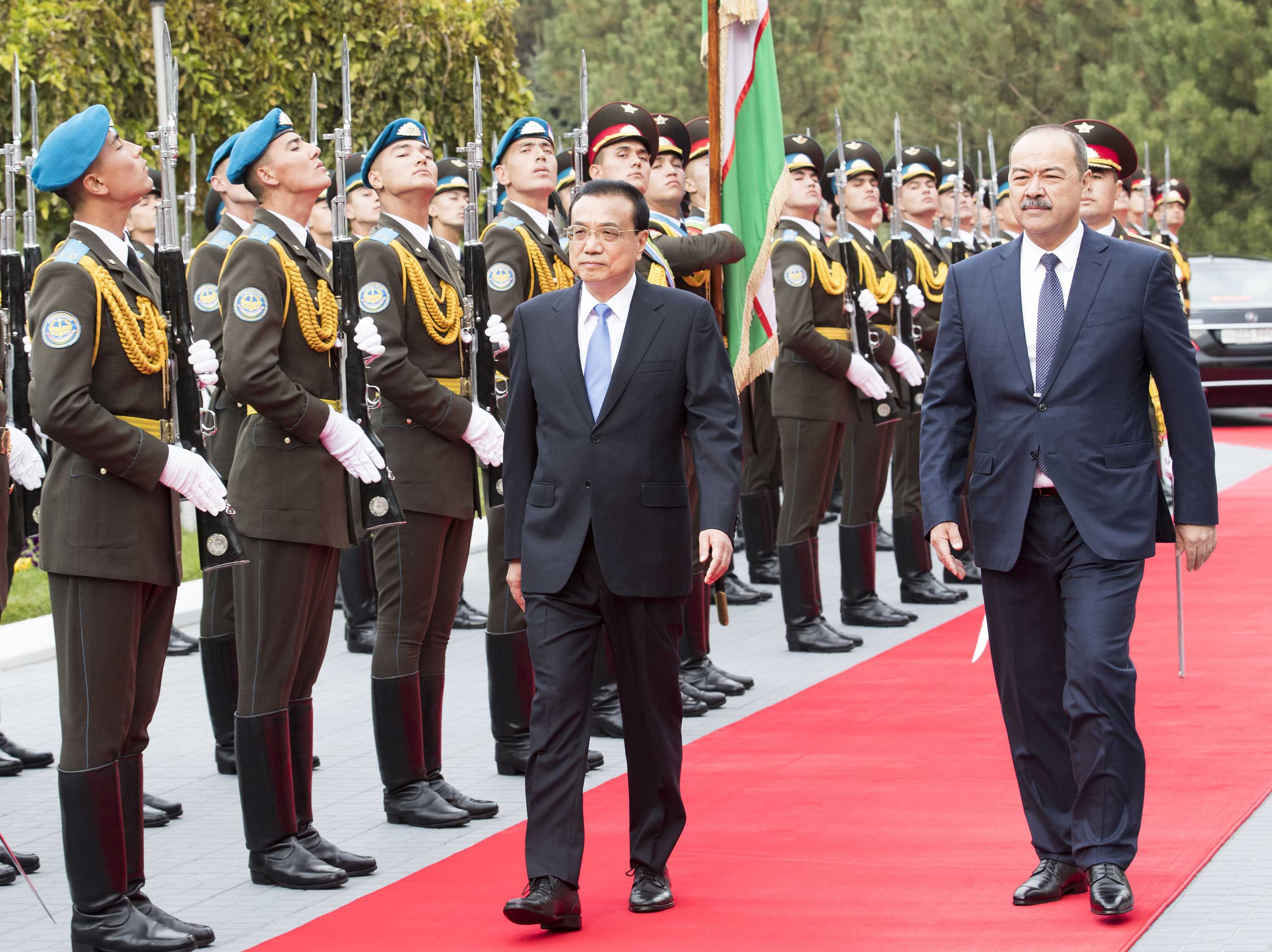 Chinese Premier Li Keqiang, accompanied by Uzbek Prime Minister Abdulla Aripov, inspects the guard of honor during a welcome ceremony in Tashkent, Uzbekistan on Nov. 1, 2019. (Xinhua/Huang Jingwen)