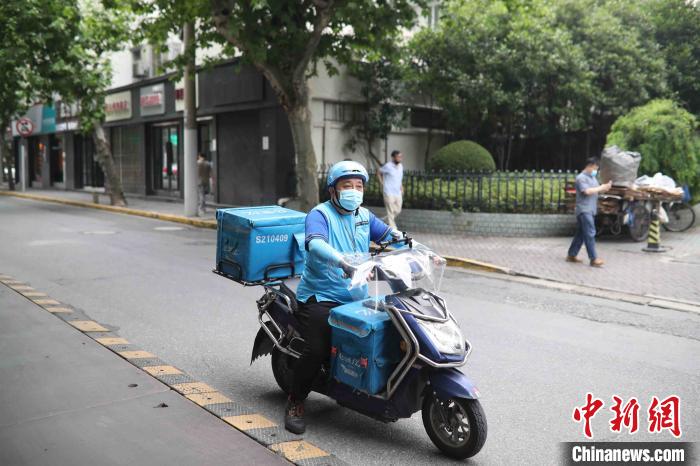 龚剑华送餐路上 李秋莹 摄