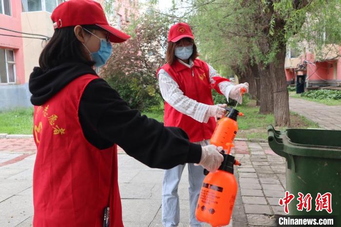 对垃圾桶进行消杀 苍雁 摄