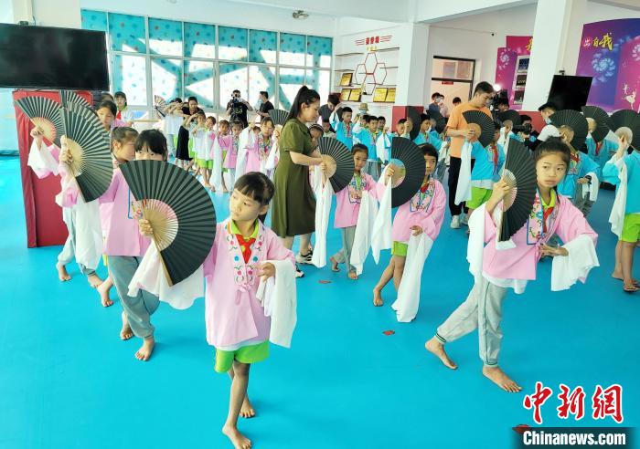 海南琼海：琼剧演员“胚子”在乡镇小学孵化