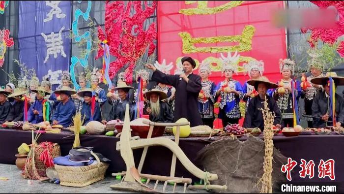 图为杨胜昭主持2016年三都水族端节“开端大典”。 潘石高 摄