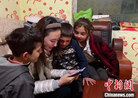 谭婉静与孩子们打成一片。 受访者供图