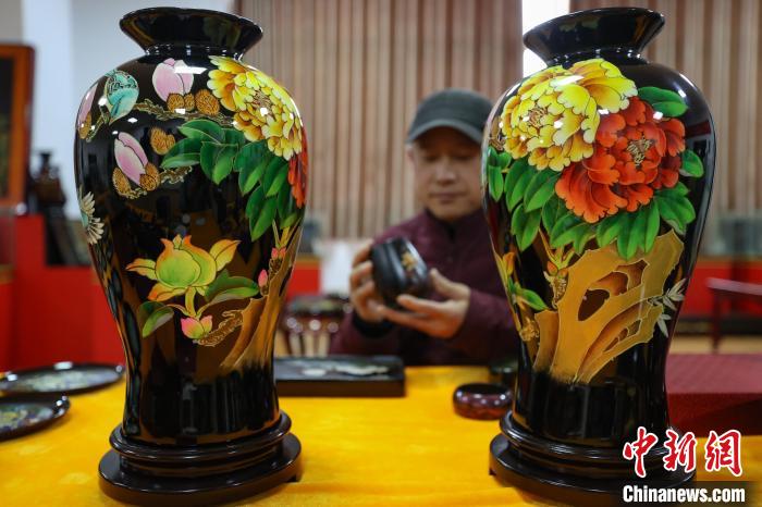 图为高焱的父亲高光友在制作大方漆器的花瓶。 瞿宏伦 摄