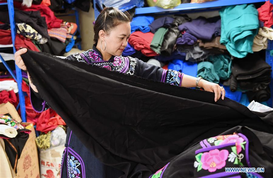 Pic story of inheritor of embroidery of Yi ethnic group in SW China's Yunnan