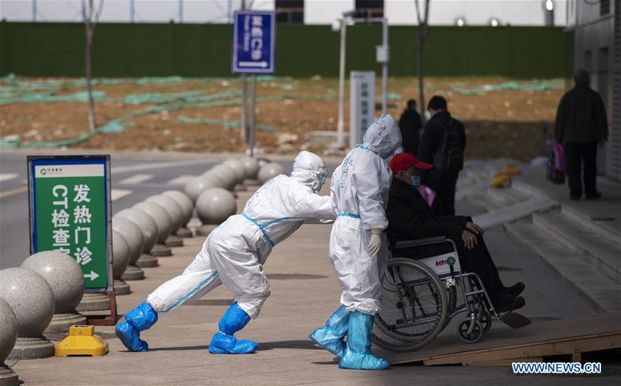 (FOCUS)CHINA-HUBEI-WUHAN-COVID-19-TRANSFERRING TEAM (CN)