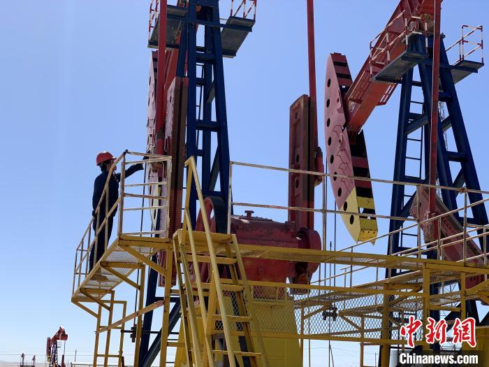 图为刘富强检查采油机。 孙睿 摄