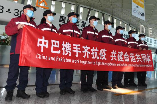 Medical experts attend a departure ceremony at the airport in Urumqi, northwest China's Xinjiang Uygur Autonomous Region, March 28, 2020. (Xinhua/Sadat)