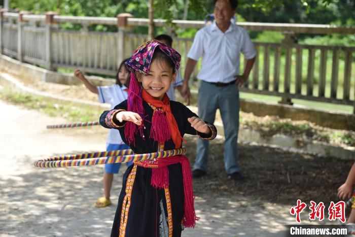 学生纯真的笑脸。 林小丹 摄