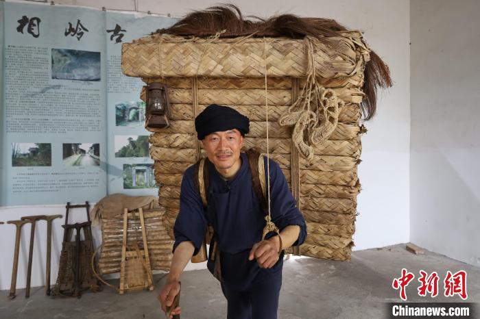 4月上旬，朱恒彬在家中向记者介绍“背二哥”装备。 吕杨 摄