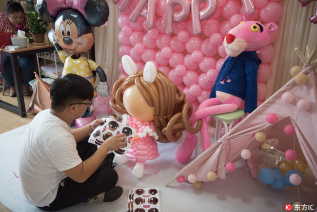 工作也是可以“吹”出来的 Balloon stylist becomes a popular profession in China