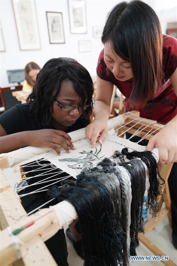 非洲留学生新余体验中国文化 African students learn about Chinese culture at Xinyu university