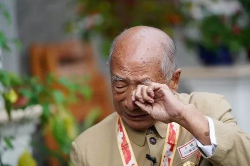 阅兵"含泪致敬"照片刷屏,戎装背后有何故事?-中国好故事